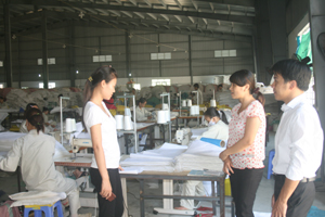 Đoàn kiểm tra liên ngành trực tiếp kiểm tra tại xưởng sản xuất của công ty cổ phần Thương mại - Đầu tư Nguyên Liệu Mới (KCN Mông Hoá - Kỳ Sơn).